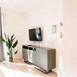 Loomena - Free Garage Apartment *