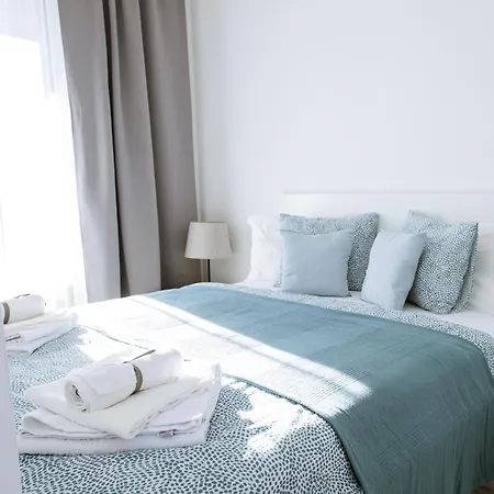 Loomena - Free Garage Apartment *