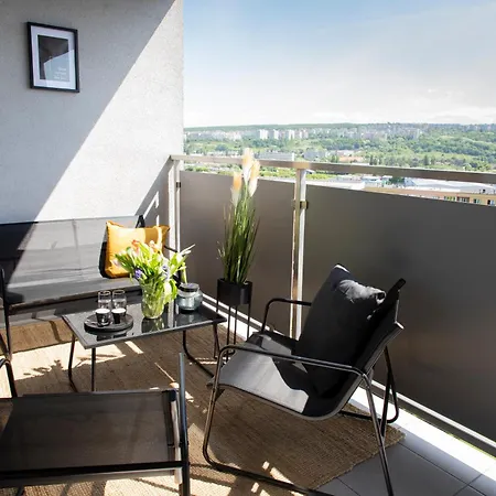 Loomena - Free Garage Apartment *