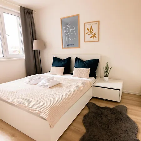 Loomena - Free Garage Apartment *